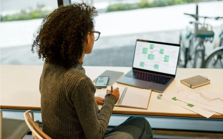 Freelancer using best project tracking tools on laptop workspace